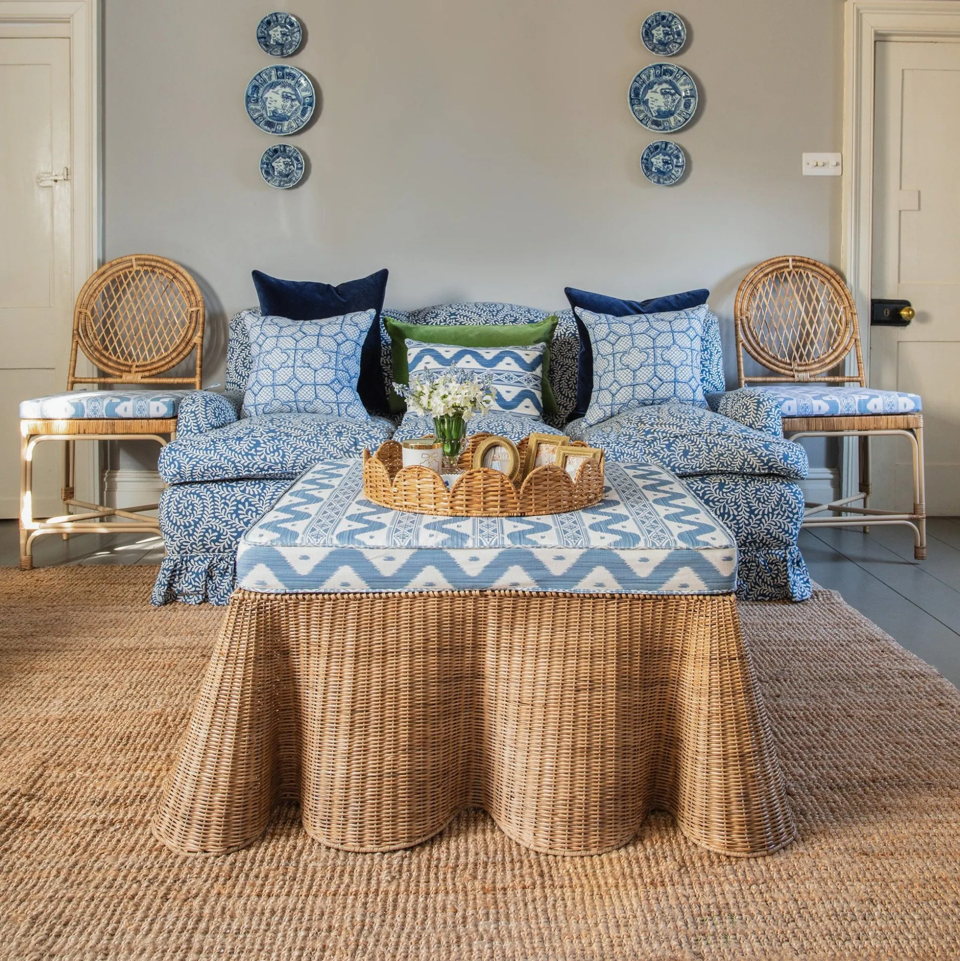Round Rattan Scalloped Tray