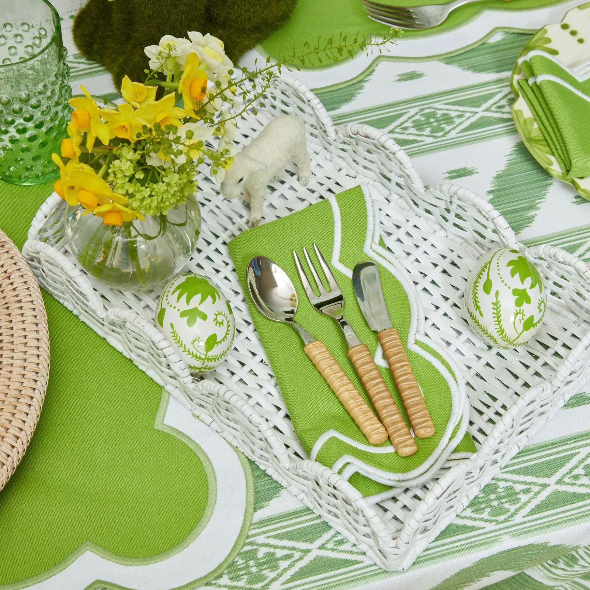 White Small Scalloped Rattan Tray