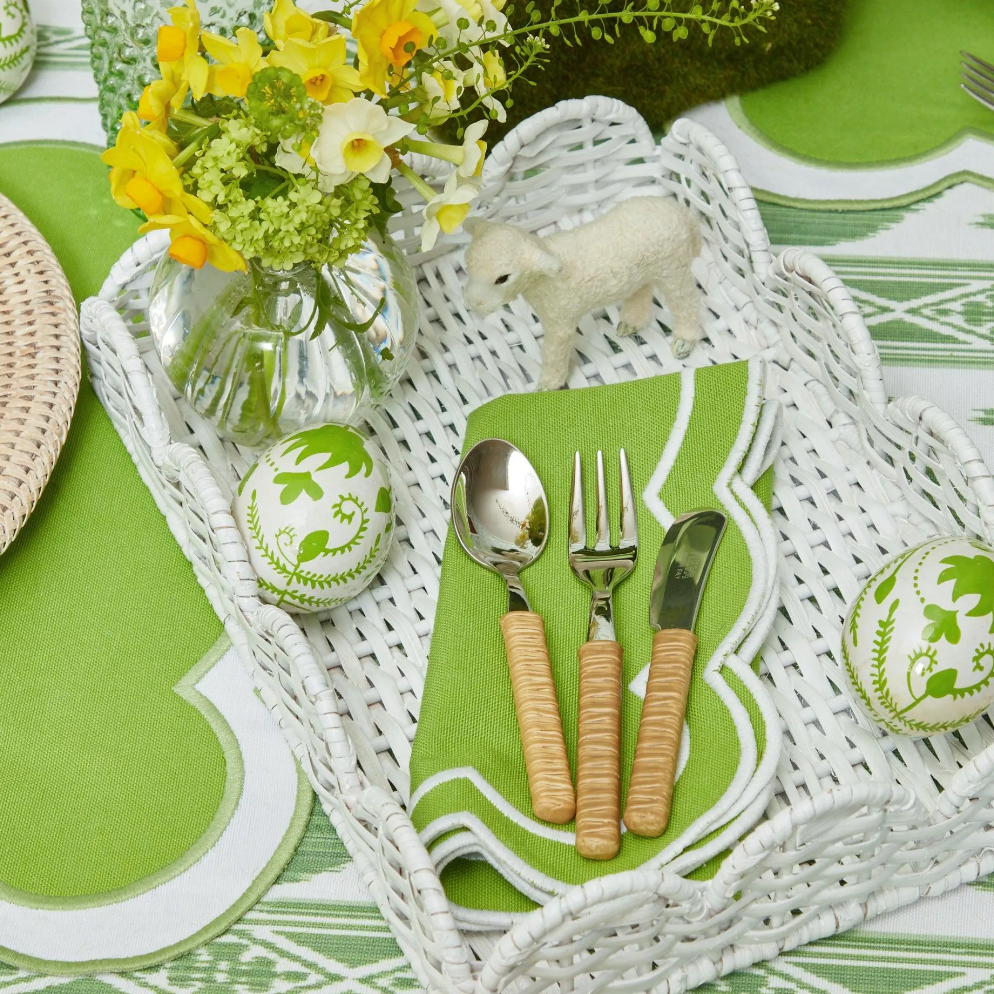 White Small Scalloped Rattan Tray