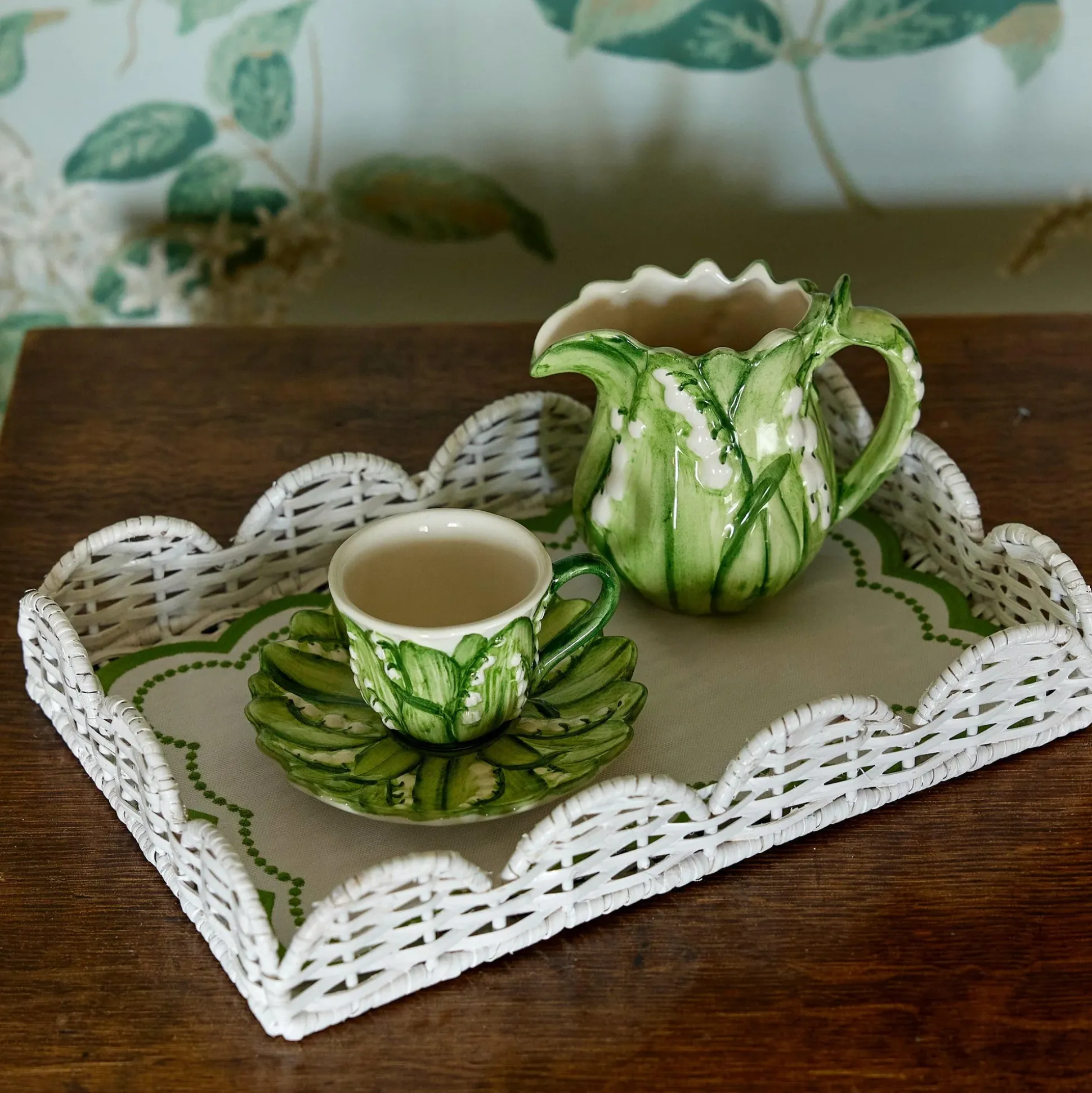 White Small Scalloped Rattan Tray